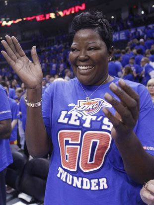 Wanda-Pratt-Kevin-Durants-mom-wears-a-shirt-that-is-now-officially-not-illegal_-AP